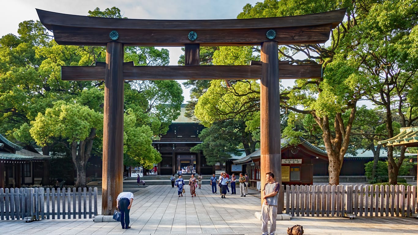 Das Torii-Tor des Meiji-Schreins in Tokio: Hier werden die Seelen von Seelen des Meiji-tennō und seiner Frau Shōken-kōtaigo verehrt.