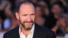 Ralph Fiennes: In "Konklave" spielt er einen Kardinal, der die Papstwahl organisieren muss.