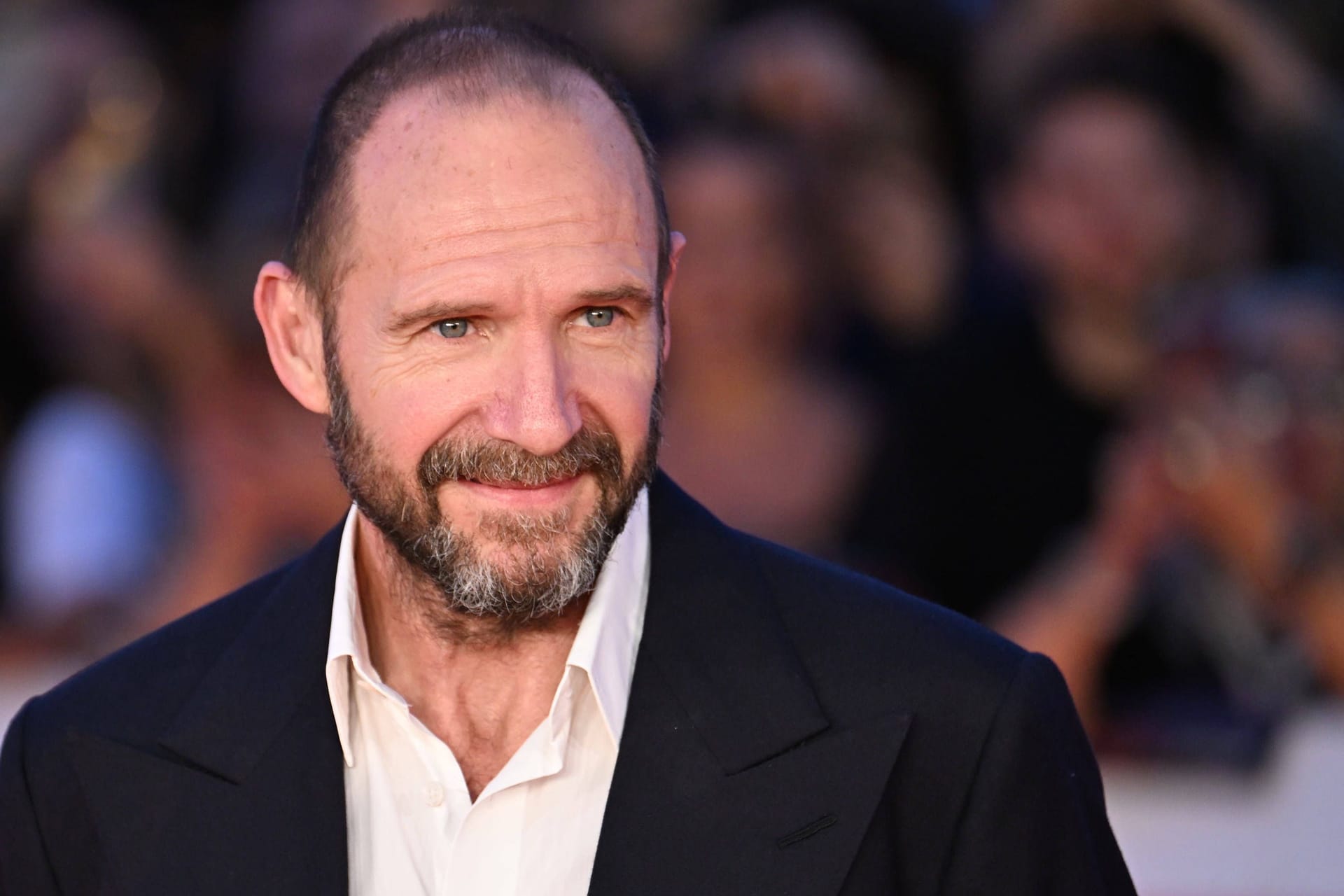 Ralph Fiennes: In "Konklave" spielt er einen Kardinal, der die Papstwahl organisieren muss.