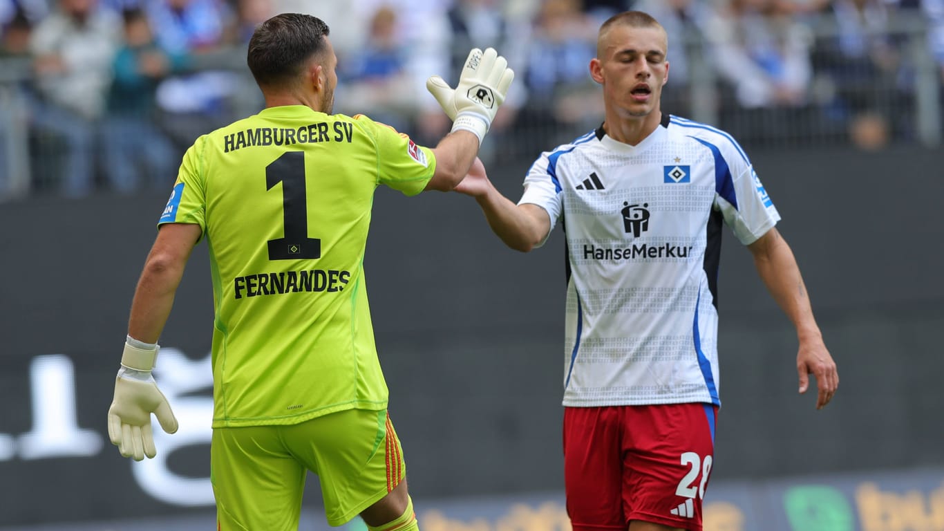 Daniel Heuer Fernandes (l.) und Miro Muheim klatschen ab: Der Linksverteidiger gehört erstmals zur Schweizer Nationalmannschaft.