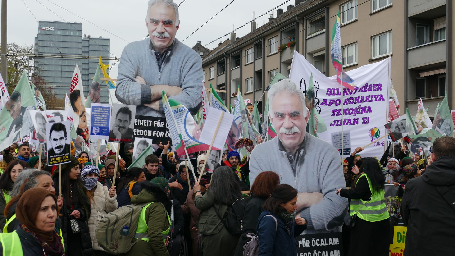 Abdullah Öcalan war am Samstag auf Fahnen und Plakaten der Demonstranten zu sehen. Ob sein Porträt gezeigt werden darf, ist laut Polizei kontextabhängig.