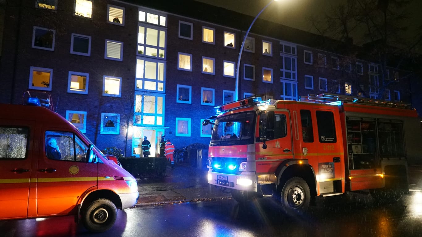 Einsatzkräfte an dem Haus am Steindamm am Donnerstagabend.