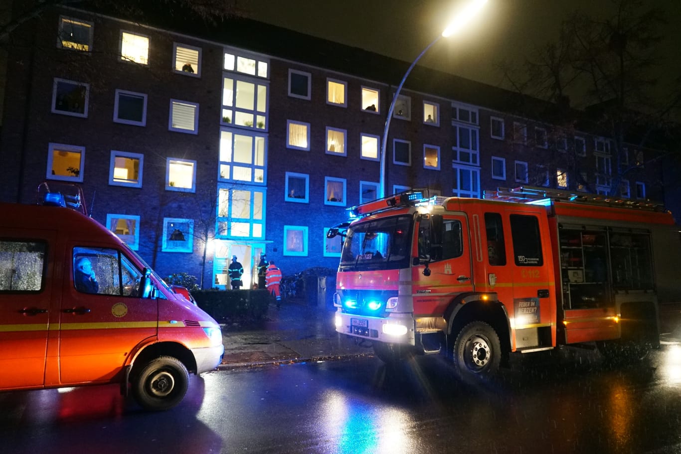 Einsatzkräfte an dem Haus am Steindamm am Donnerstagabend.