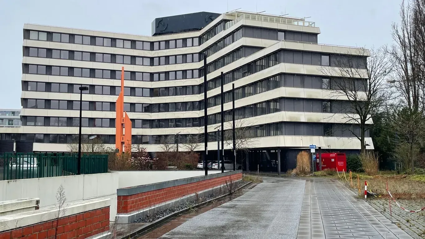 Das ehemalige Bürogebäude der Salzgitter AG an der Schwannstraße (Archivbild): Die Umwandlung zum Flüchtlingsheim dauert an.