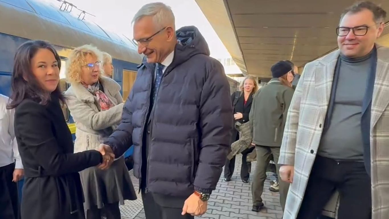 Annalena Baerbock (Bündnis 90/Die Grünen, 2.v.l.) bei der Ankunft in der Ukraine und der Begrüßung durch Martin Jäger (M), Botschafter der Bundesrepublik Deutschland in Kiew. Daneben steht Oleksij Makejew (r), Botschafter der Ukraine in Deutschland.