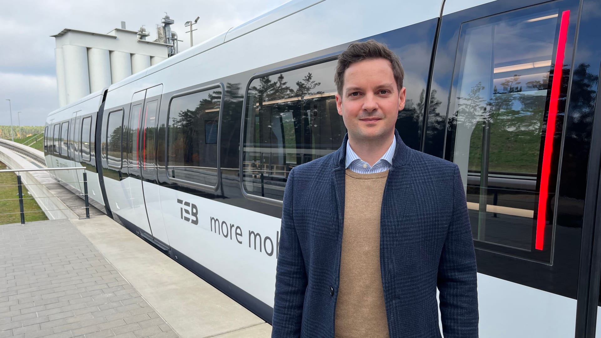 Andreas Rau vor der Magnetschwebebahn: Der Bauingenieur leitet das Produktmanagement des Transport System Bögl.