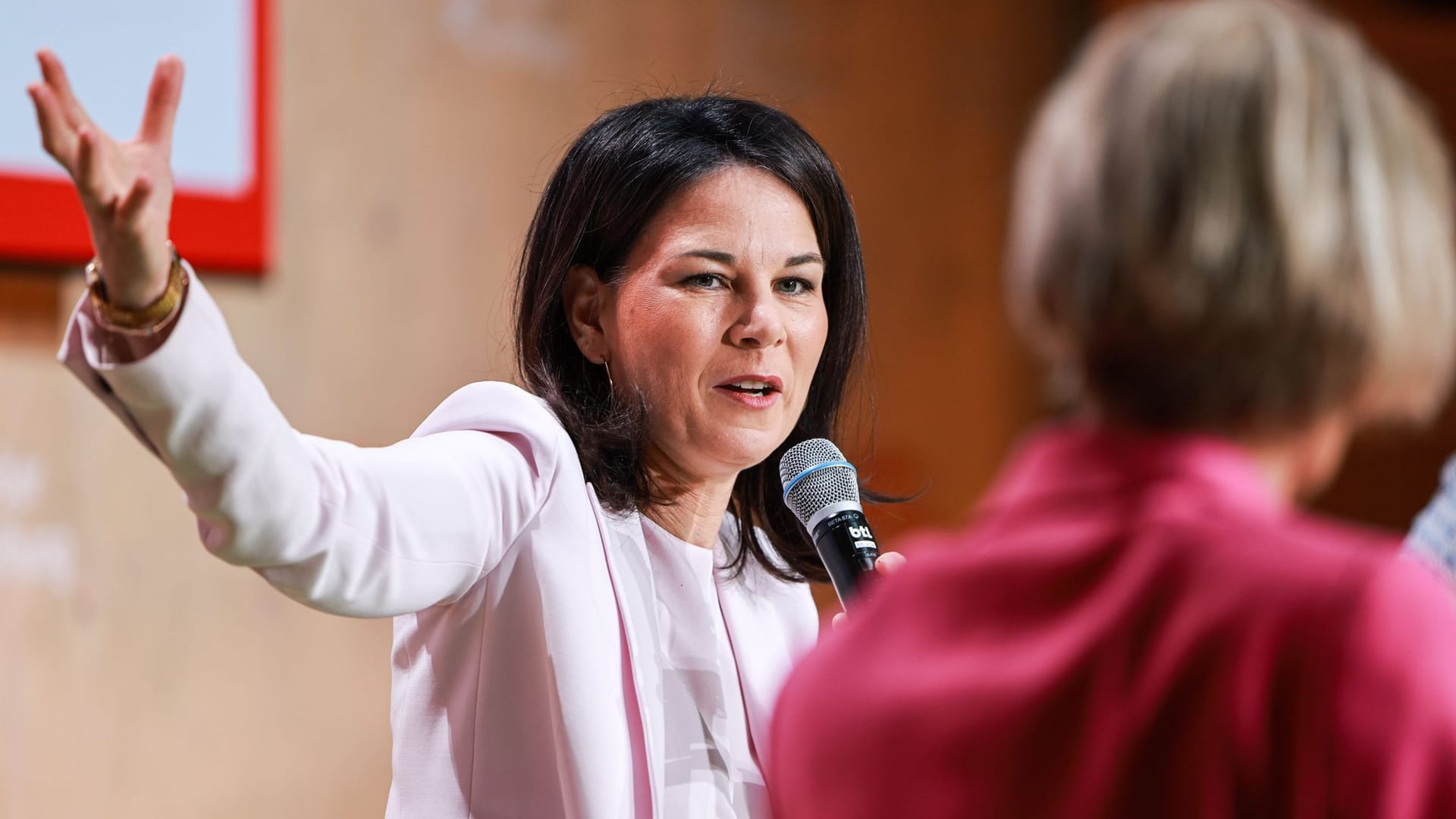 Annalena Baerbock beim Berliner Forum Außenpolitik in Berlin: Aufgrund der Regierungskrise in Deutschland versucht die Außenministerin, internationale Partner zu beruhigen.