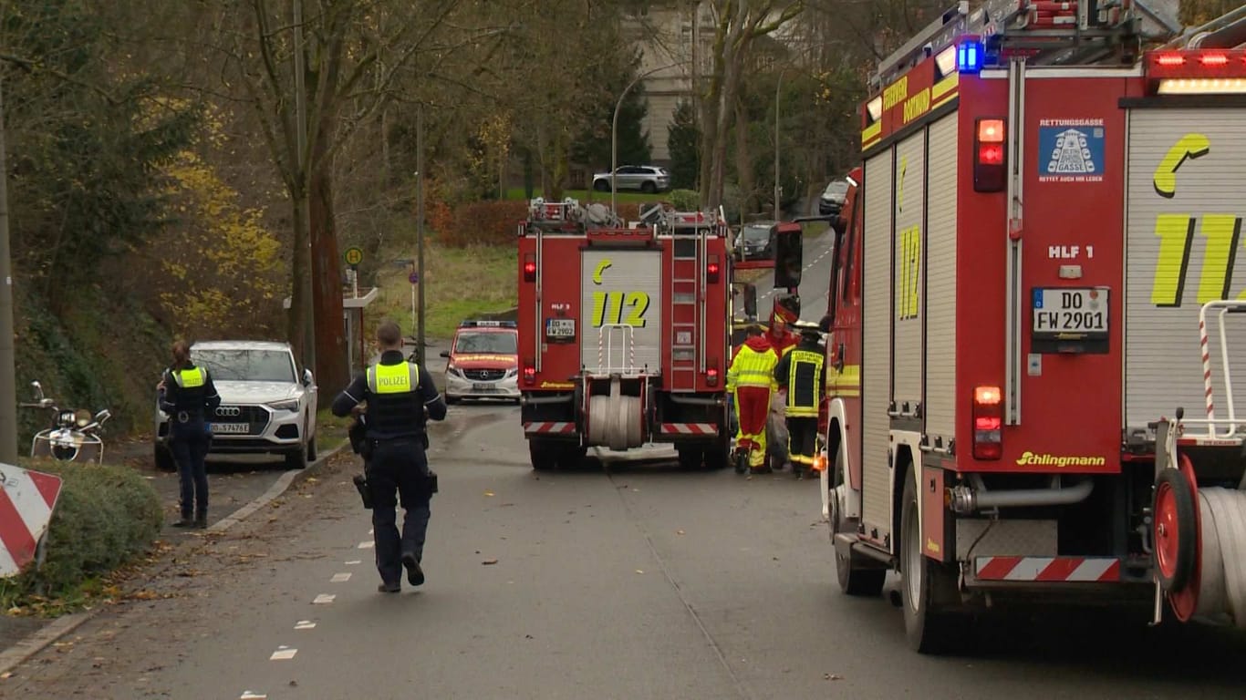 Nach einer Explosion in Kirchhörde musste ein Großaufgebot der Feuerwehr anrücken: Ein Mann starb.