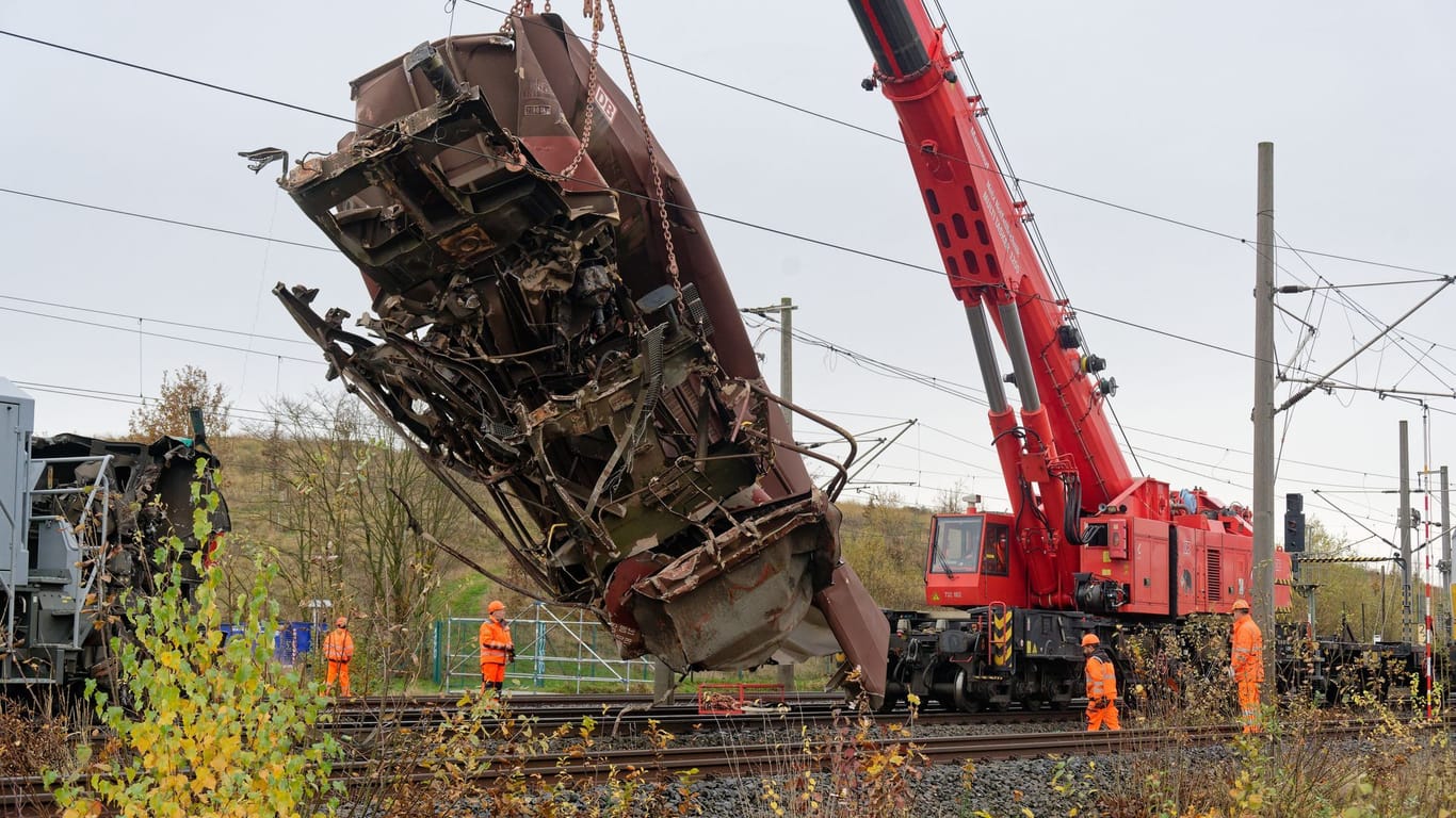 Entgleister Zug bei Köln - Bergung beginnt