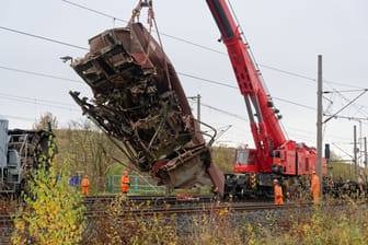 Entgleister Zug bei Köln - Bergung beginnt