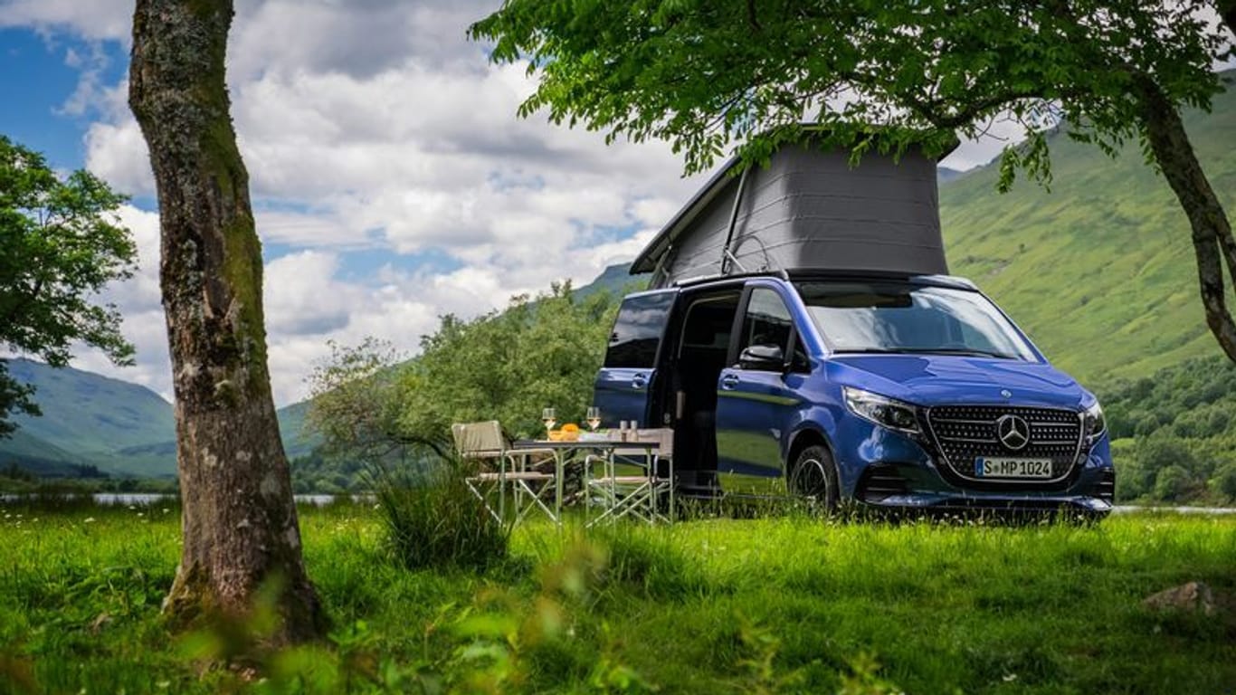 Verreisen mit Enkel: Der aktuelle Mercedes Marco Polo basiert auf der V-Klasse und setzt sich wie sein Vorfahre in grüner Idylle in Szene.