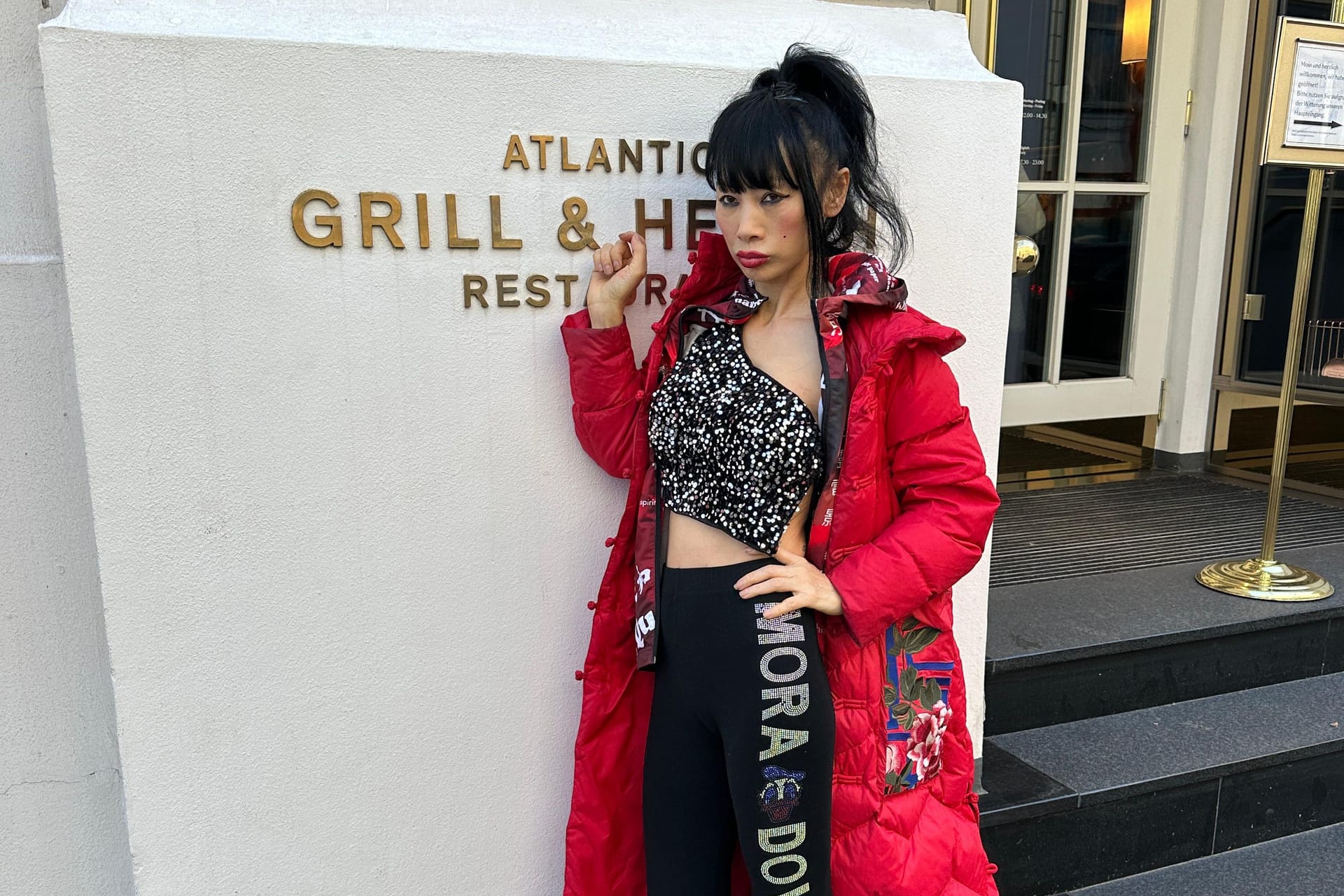 Bai Ling vor dem Hotel Atlantic in Hamburg: Die Schauspielerin machte am Freitag einen Spaziergang an der Alster.