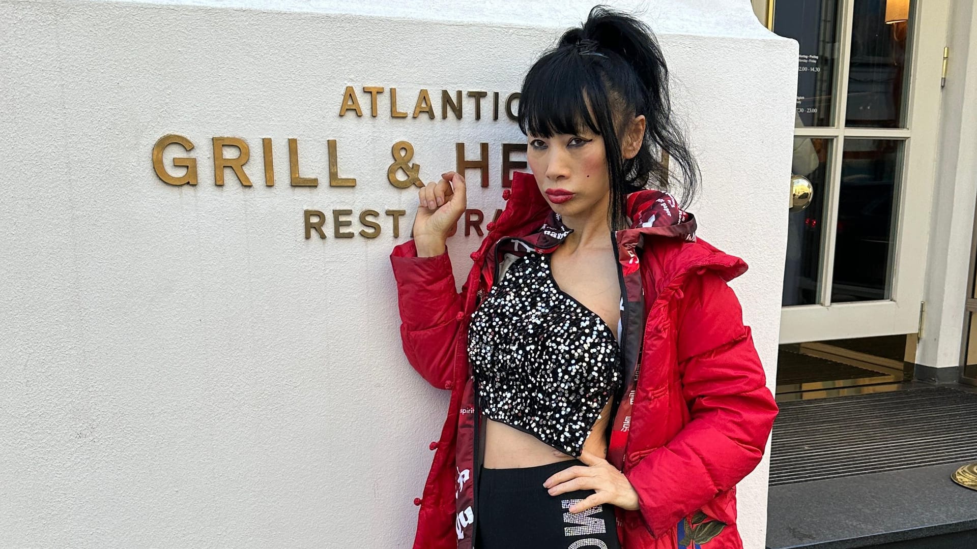 Bai Ling vor dem Hotel Atlantic in Hamburg: Die Schauspielerin machte am Freitag einen Spaziergang an der Alster.