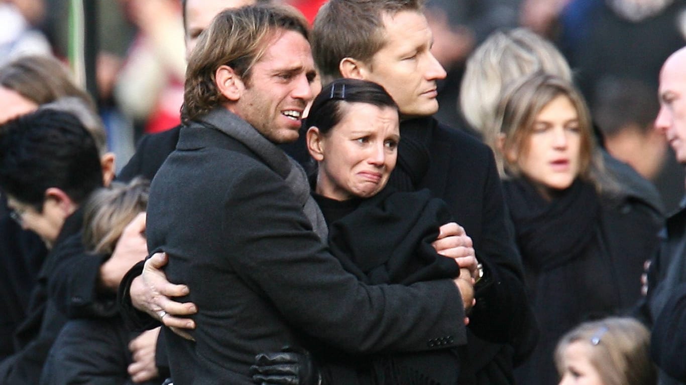 Teresa Enke (hier mit Robert Enkes bestem Freund Marco Villa) während der Trauerfeier für ihren Mann in der Hannoveraner Arena am 15. November 2015.