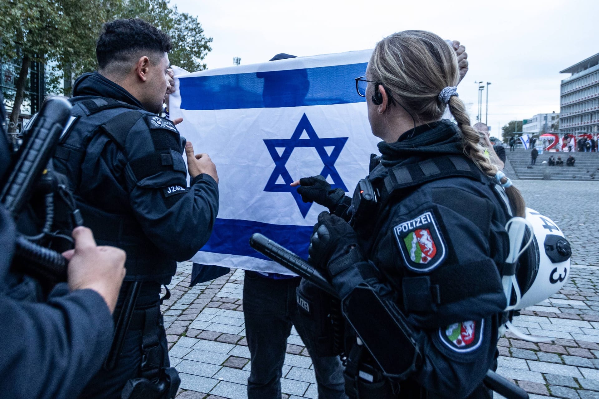 Israel-Flagge am Rand einer Pro-Palästina-Demo: Die Polizei stellt das immer wieder vor Herausforderungen.