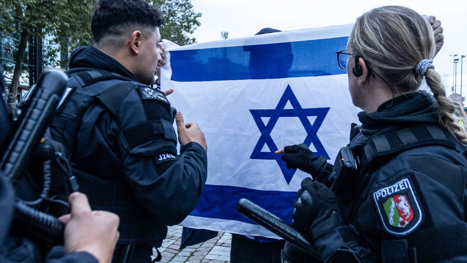 Israel-Flagge am Rand einer Pro-Palästina-Demo: Die Polizei stellt das immer wieder vor Herausforderungen.