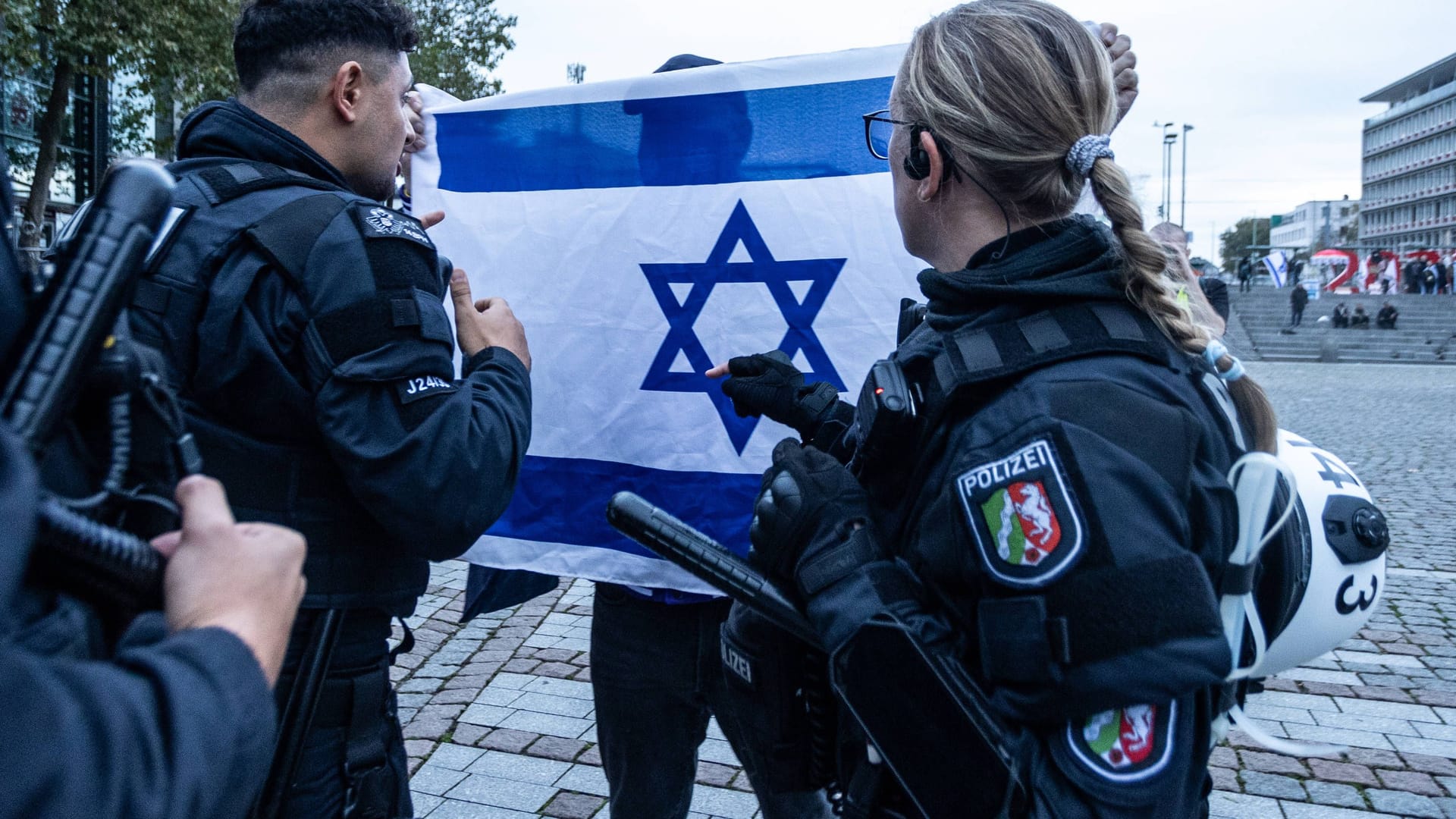 Israel-Flagge am Rand einer Pro-Palästina-Demo: Die Polizei stellt das immer wieder vor Herausforderungen.