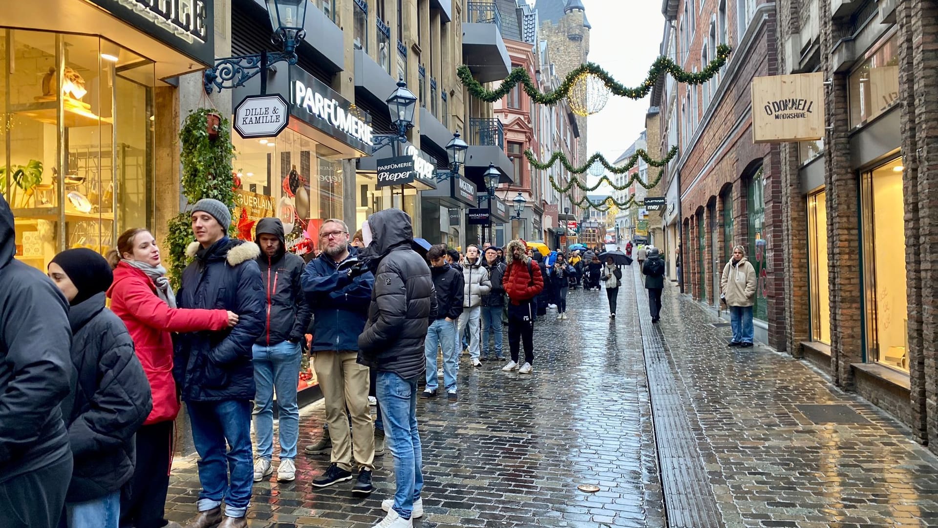 Stundenlang standen die Menschen vor der Lindt-Filiale am Dom, um ein Stück der 15 Euro-Schokolade ergattern.