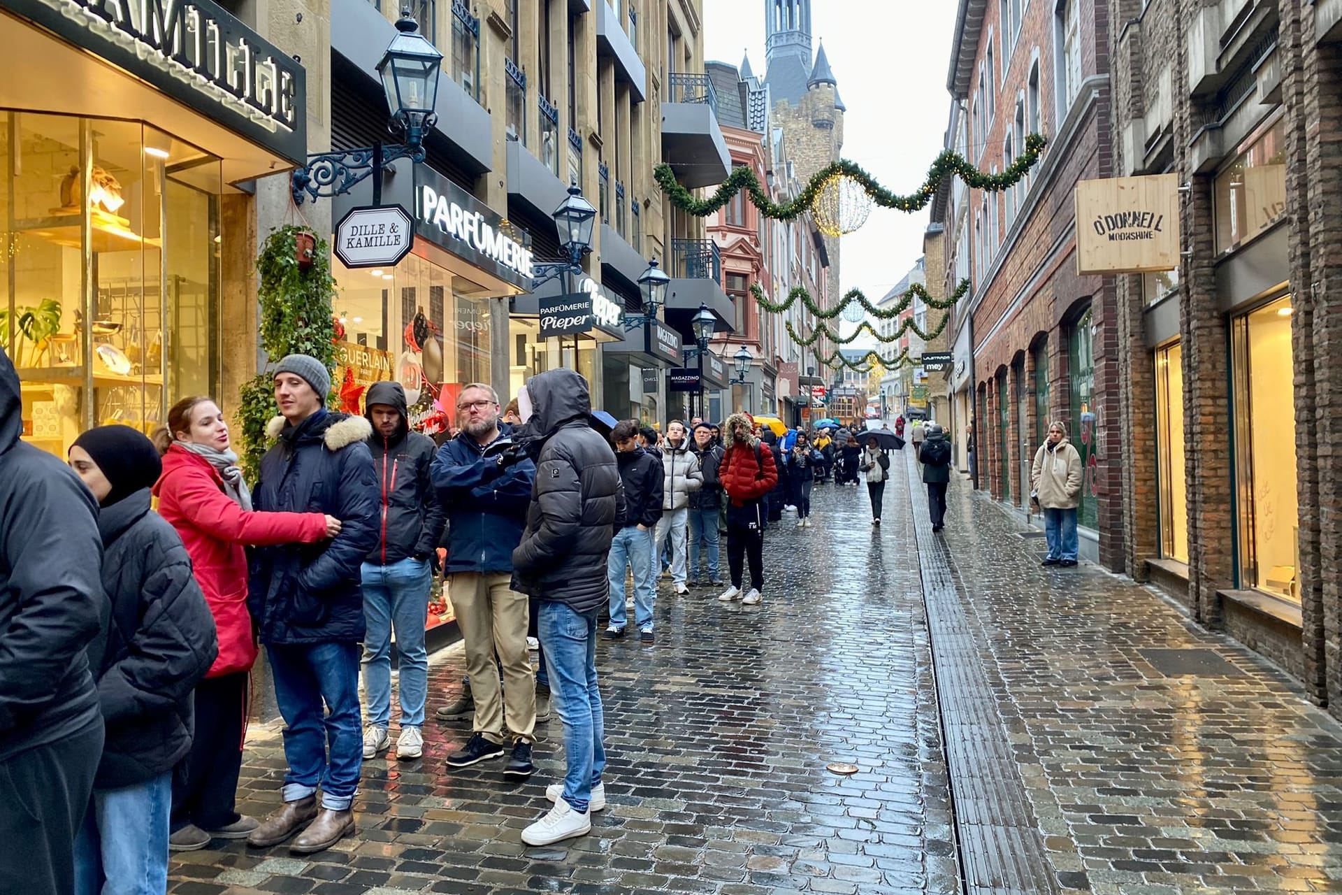 Stundenlang standen die Menschen vor der Lindt-Filiale am Dom, um ein Stück der 15 Euro-Schokolade ergattern.