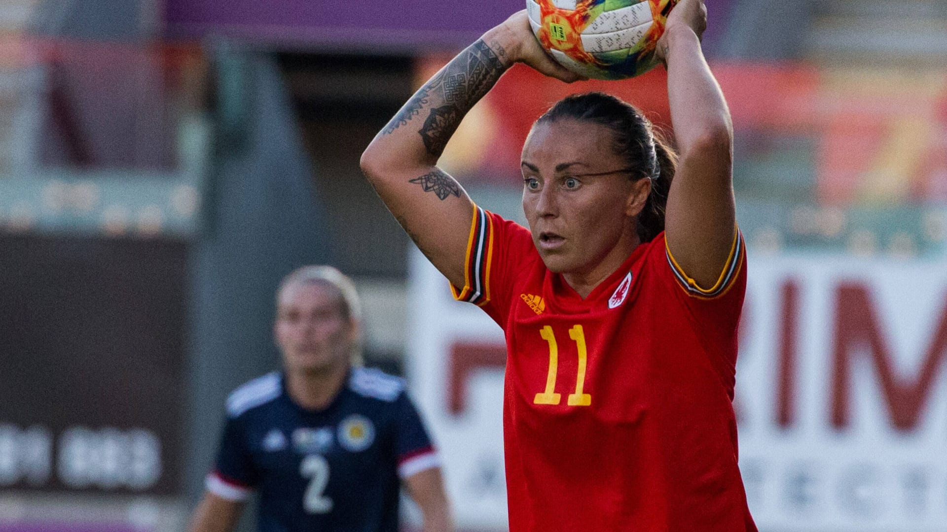 Natasha Harding bei einem Länderspiel von Wales: Die Fußballspielerin soll Mitspielerinnen, Eltern und Sponsoren betrogen haben.