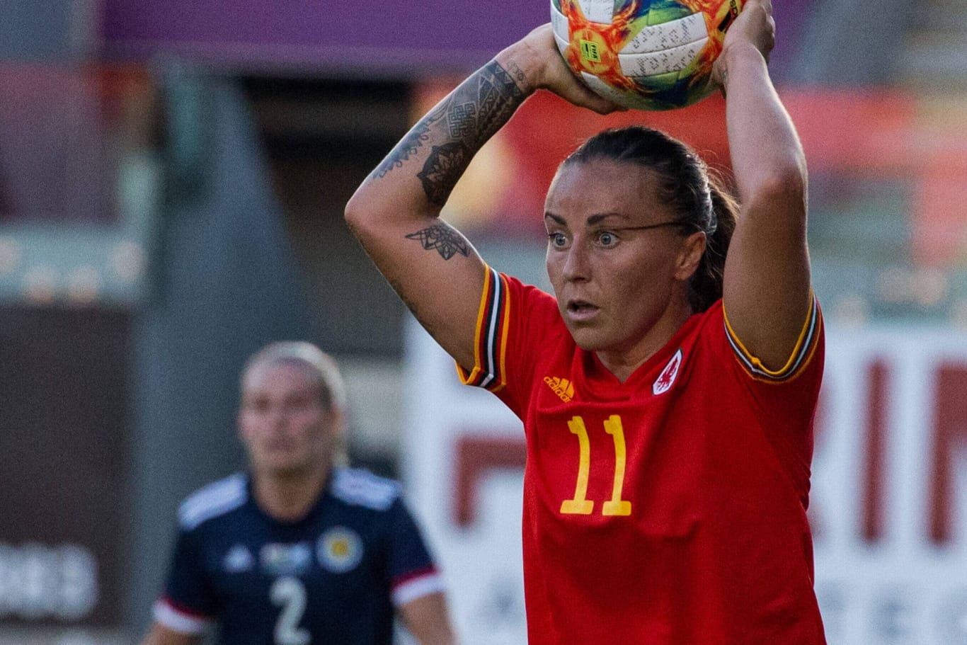 Natasha Harding bei einem Länderspiel von Wales: Die Fußballspielerin soll Mitspielerinnen, Eltern und Sponsoren betrogen haben.