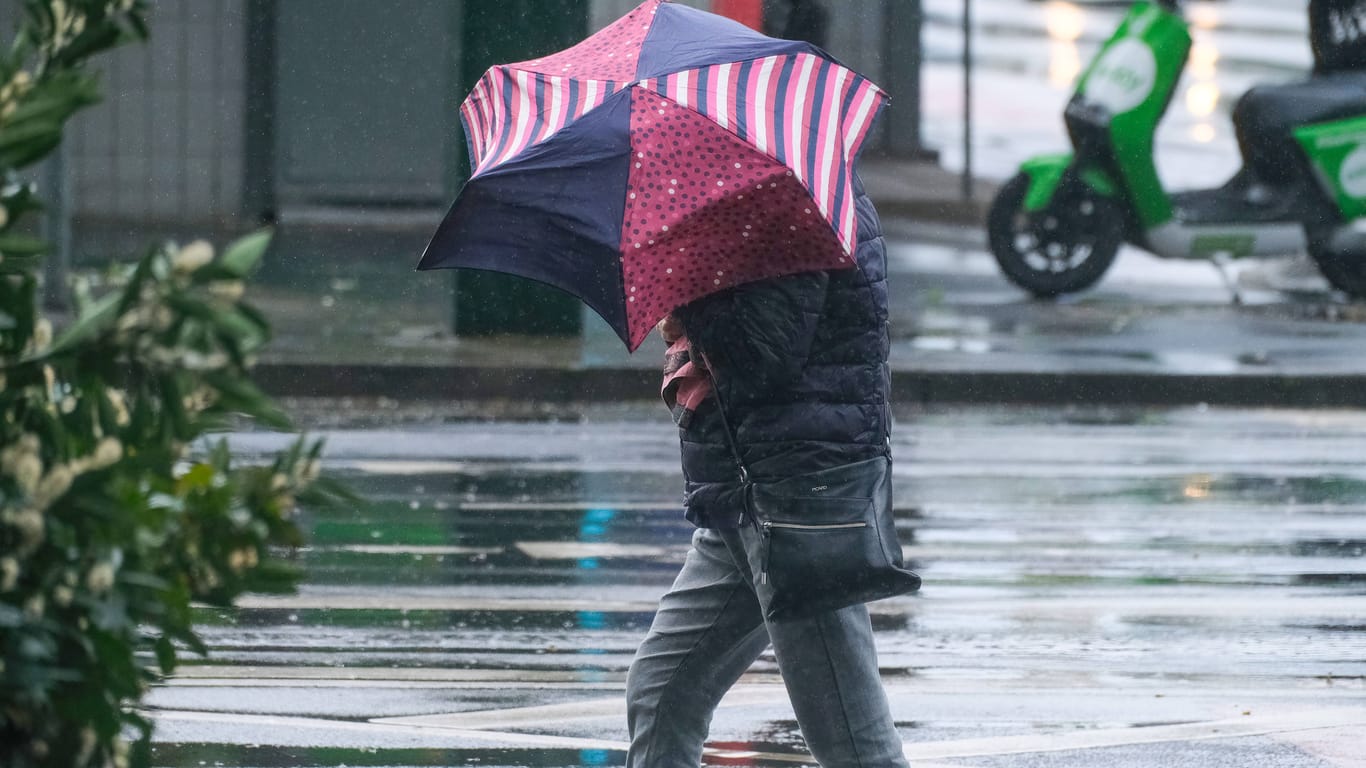 Es wird ungemütlicher (Symbolbild): Eine nordwestliche Strömung bringt feuchte und kältere Luft nach Deutschland.