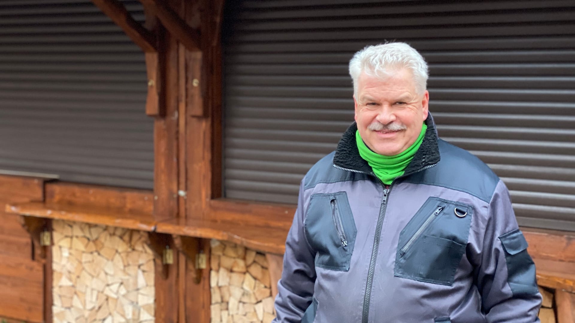 Thomas Vogt bietet am "Kupferkessel"-Stand Winzerglühwein und Langos an.