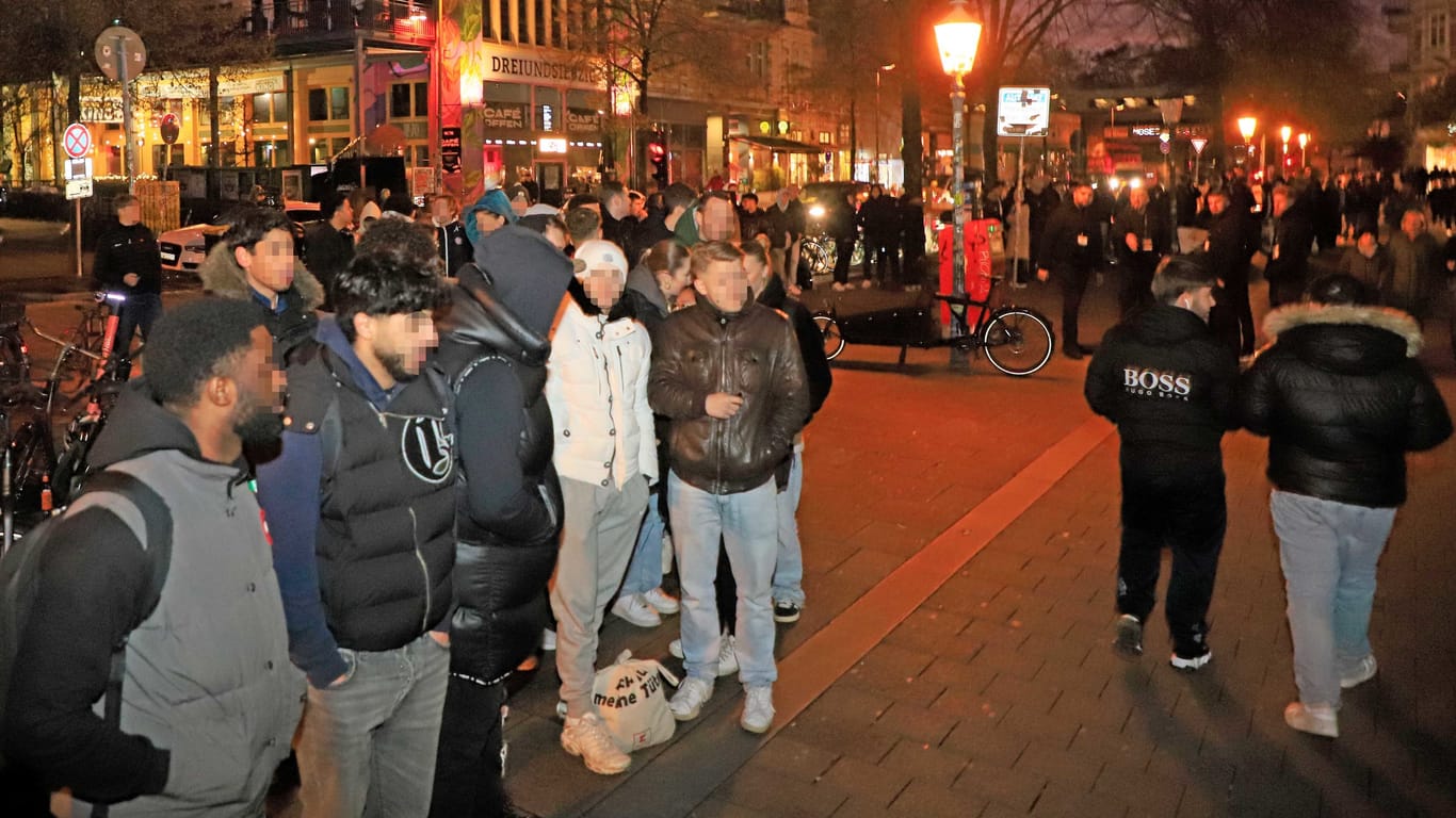 Ein Teil der Menschenschlange im Schanzenviertel: Sie erstreckte sich vom Schulterblatt bis zur S-Bahnunterführung an der Max-Brauer-Allee.