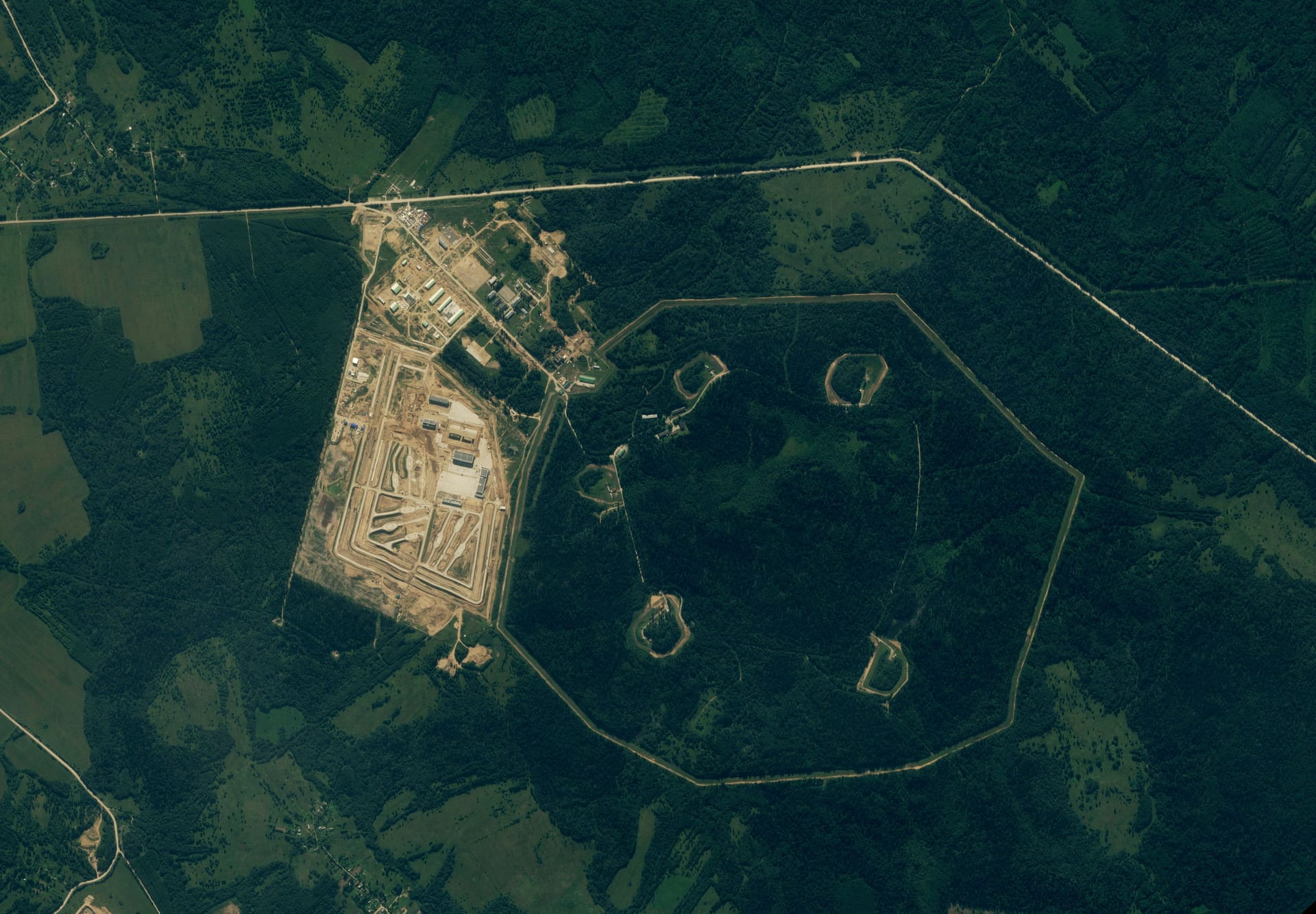 Das Foto einer privaten Satellitenfirma soll die geheime Nuklearraketen-Basis Wologda in Russland zeigen.