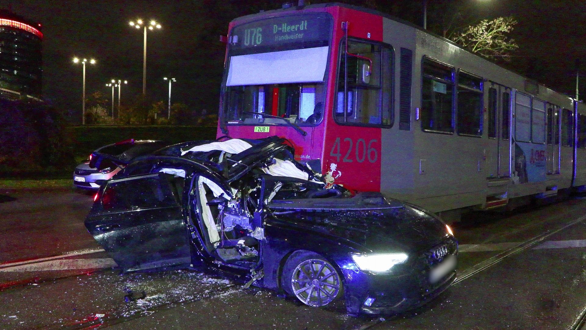 Tödlicher Unfall: Schwere Kollision zwischen Audi und U-Bahn - A