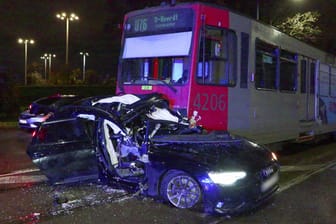 Tödlicher Unfall: Schwere Kollision zwischen Audi und U-Bahn - A