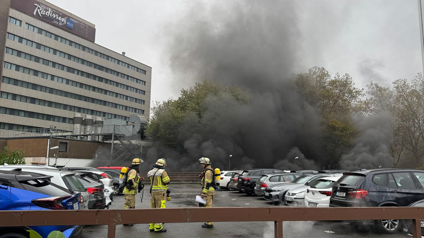 Dunkler Rauch zieht aus der Tiefgarage in Golzheim: Die Feuerwehr befindet sich im Großeinsatz.