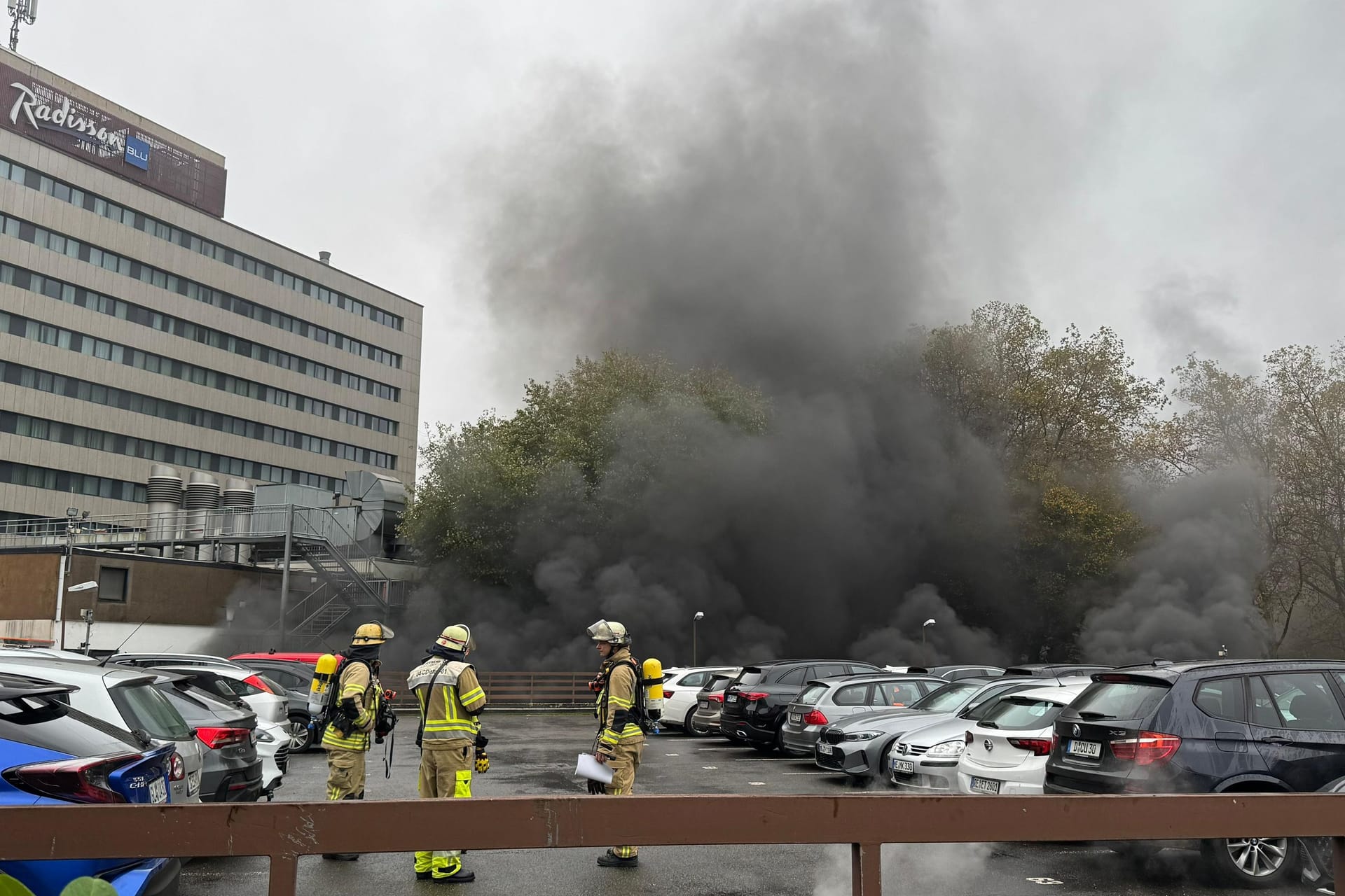 Dunkler Rauch zieht aus der Tiefgarage in Golzheim: Die Feuerwehr befindet sich im Großeinsatz.