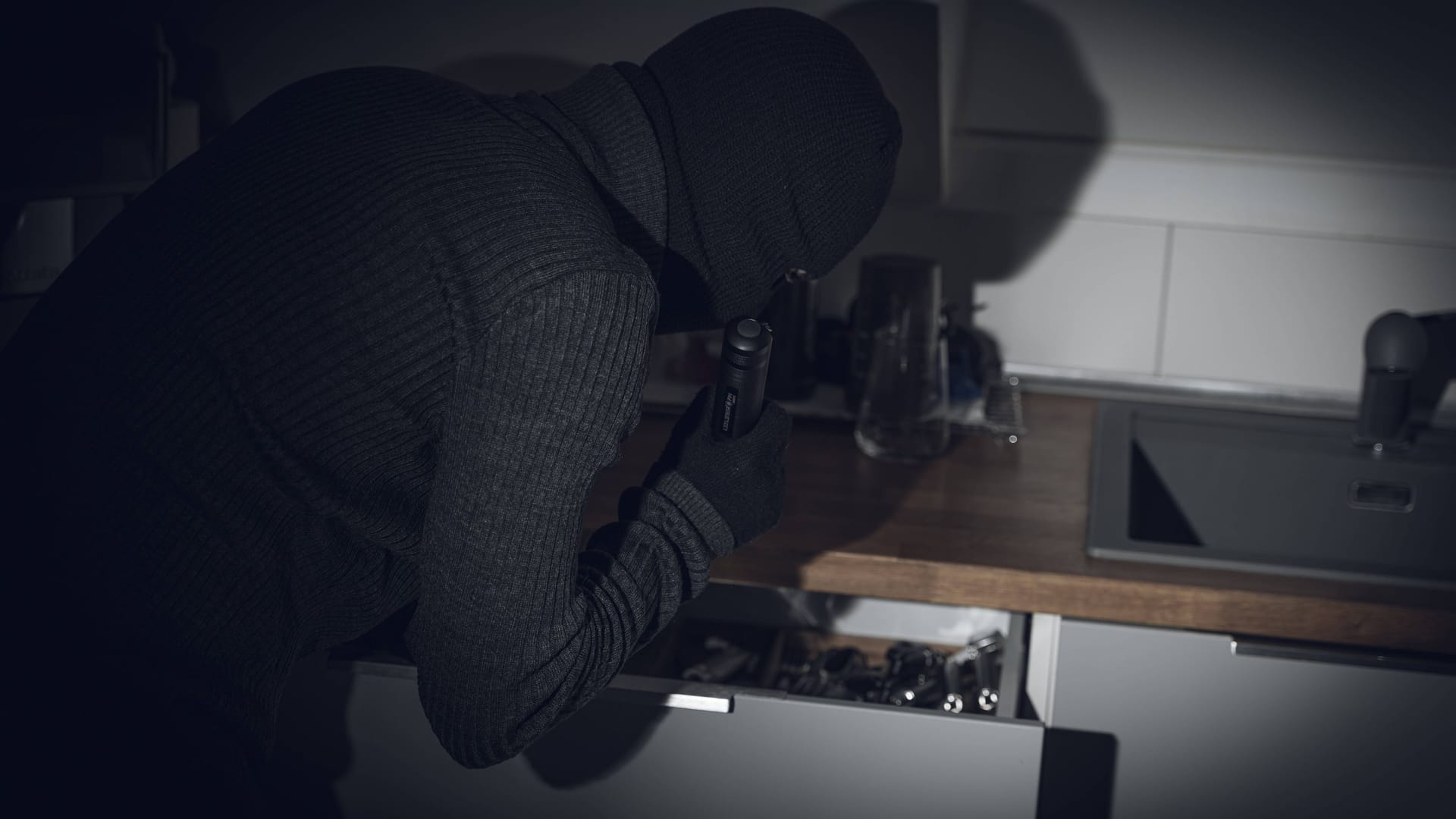 Ein maskierter Räuber (Symbolbild): Die Täter durchsuchten die Wohnung, machten aber offenbar keine Beute.