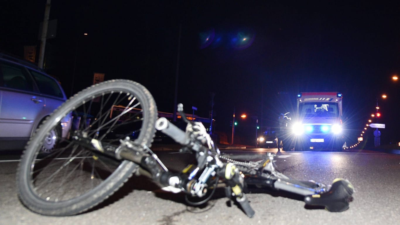 Ein Fahrrad liegt auf einer Straße (Symbolbild): Am Freitag hat es auf der L387 gekracht.