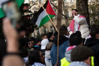 Eine Pro-Palästina-Demo (Symbolbild): In Hannover soll sich ein Redner auf einer Demo positiv zu Angriffen auf Juden geäußert haben.