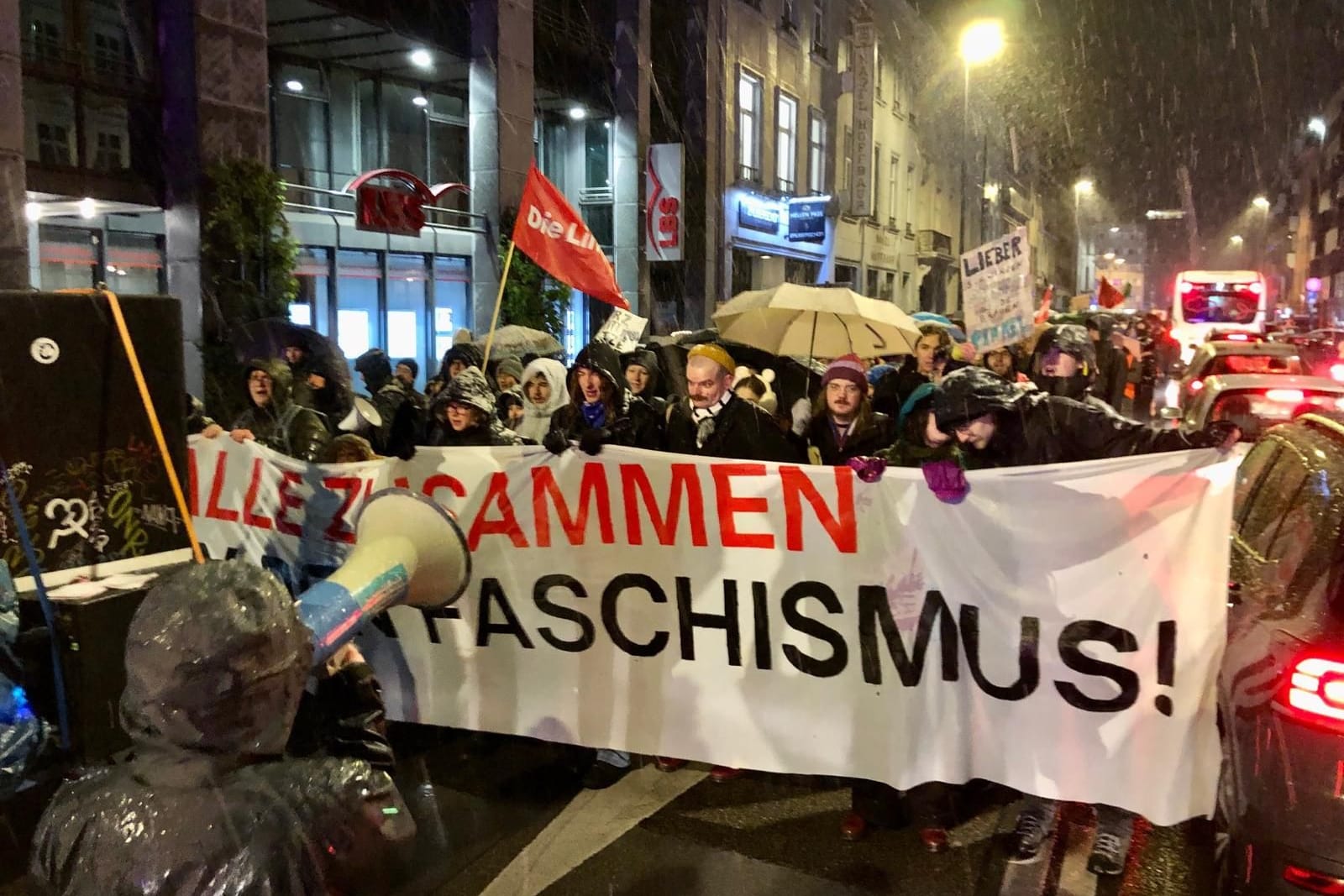 Mehr als 1.000 Menschen laufen alleine bei der "Gegenhalten"-Demo mit: Am Bahnhof werden sie auf weitere 500 Demonstranten treffen.