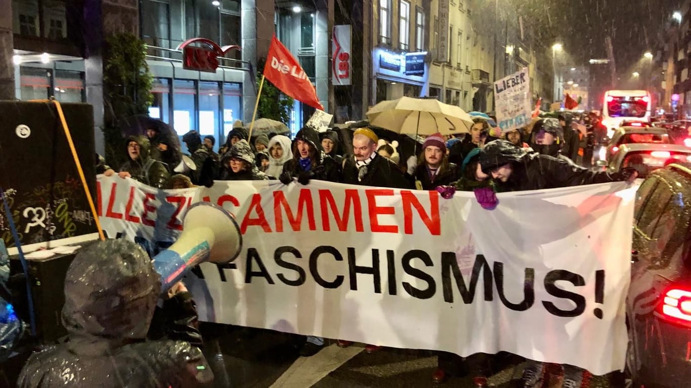 Mehr als 1.000 Menschen laufen alleine bei der "Gegenhalten"-Demo mit: Am Bahnhof werden sie auf weitere 500 Demonstranten treffen.