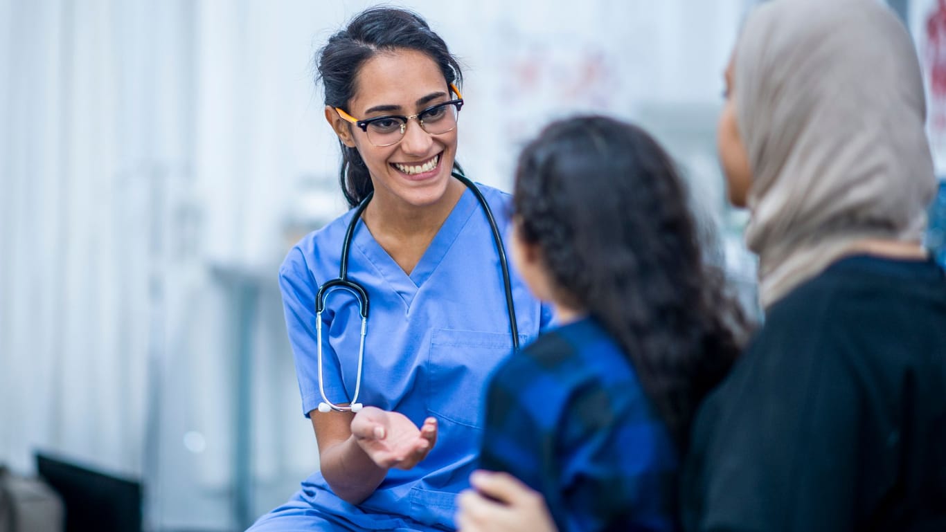 Ärztin bei der Arbeit: Der Anteil an Beschäftigten mit einer nichtdeutschen Staatsbürgerschaft ist in den letzten Jahrzehnten stark gestiegen.