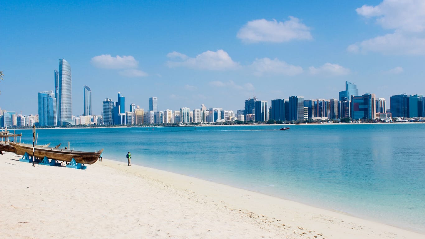 Der Strand von Abu Dhabi (Symbolbild): Ein Rabbiner wurde ein den Vereinigten Arabischen Emiraten tot aufgefunden.