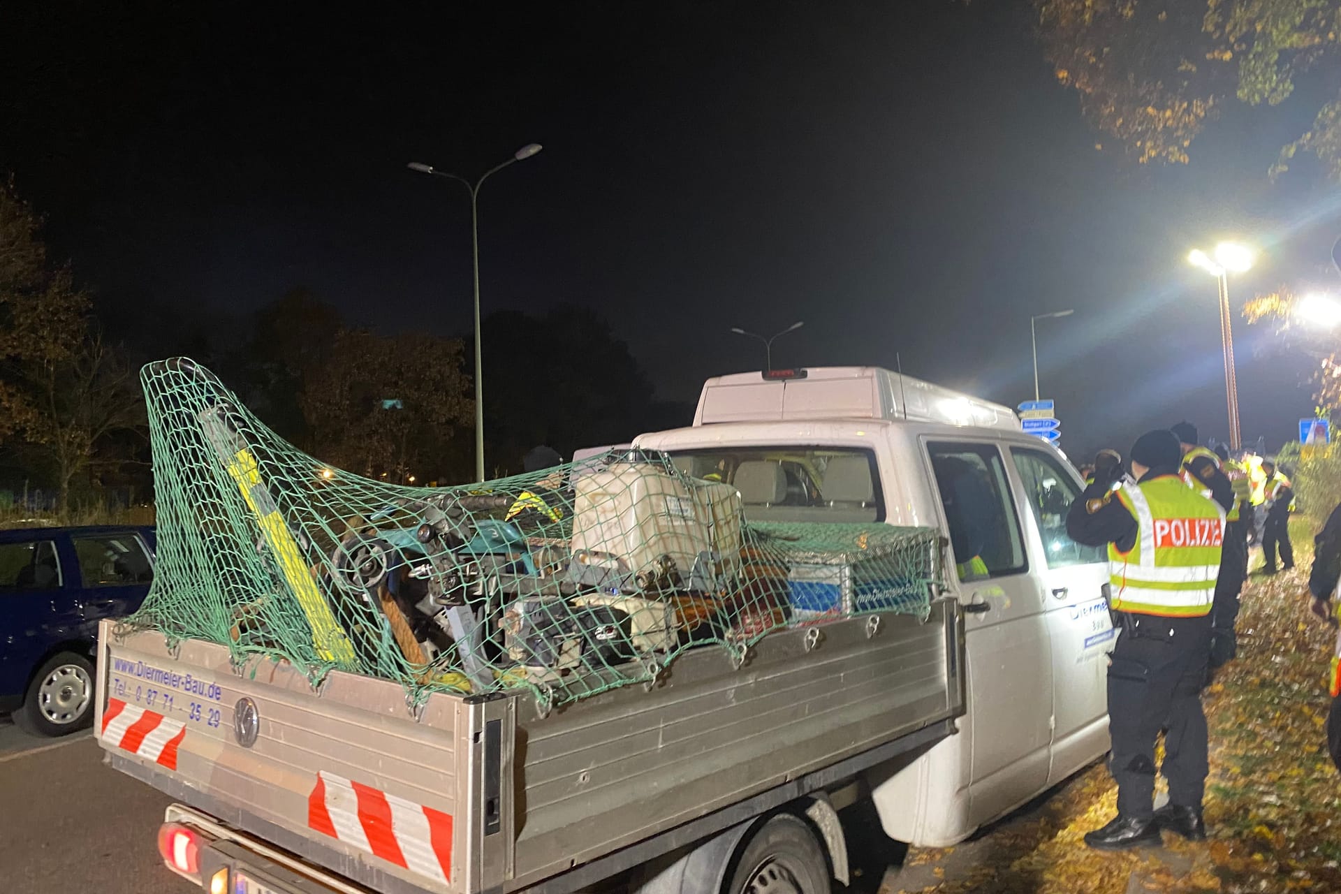 Bei einer allgemeinen Verkehrskontrolle vor der Auffahrt zur Autobahn A95 halten die Beamten auch Ausschau nach Einbrechern.