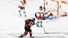 Kölns Josh Currie schießt auf den Kasten von Düsseldorfs Torhüter Henrik Haukeland beim rheinischen Derby am Abend in der Lanxess-Arena.