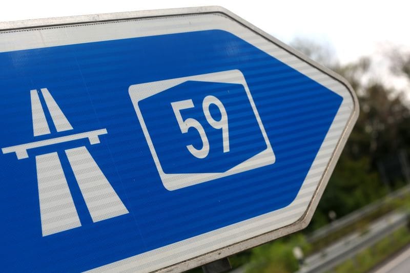 Ein Autobahnschild der A59: Am Autobahnkreuz Leverkusen kommt es am 6. Dezember zu Bauarbeiten.