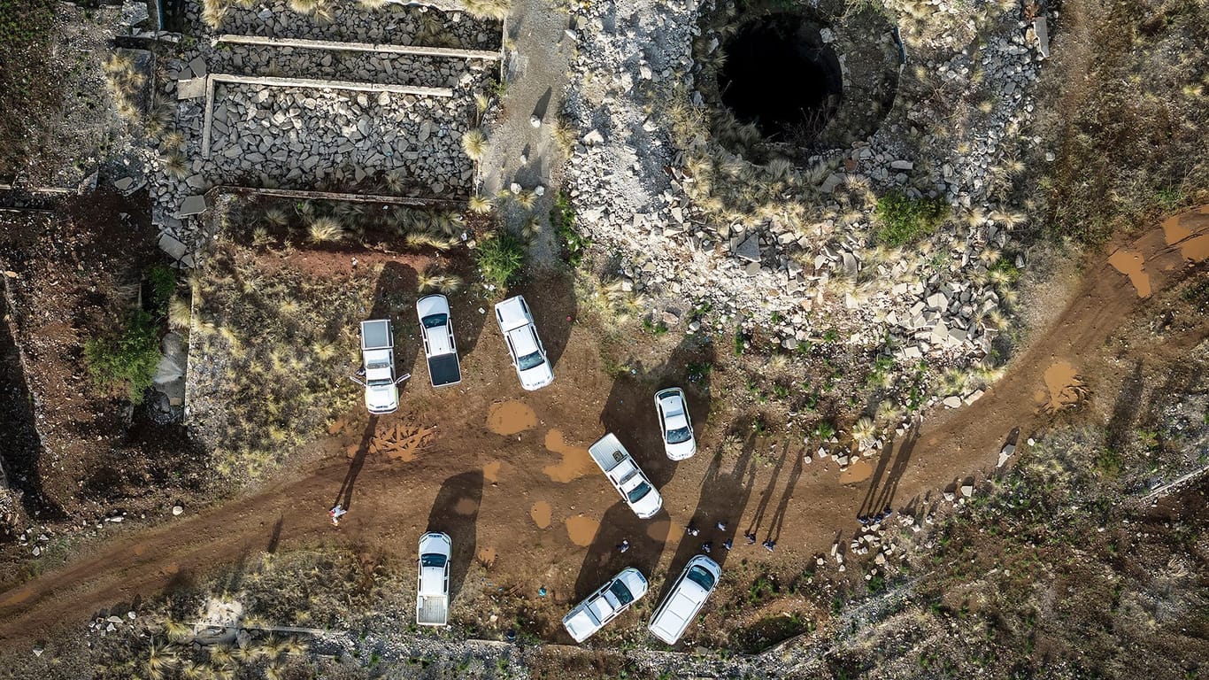 Luftaufnahme eines Minenschachts, in dem sich seit rund vier Wochen schätzungsweise 4.000 illegale Bergleute in einer stillgelegten Mine befinden.