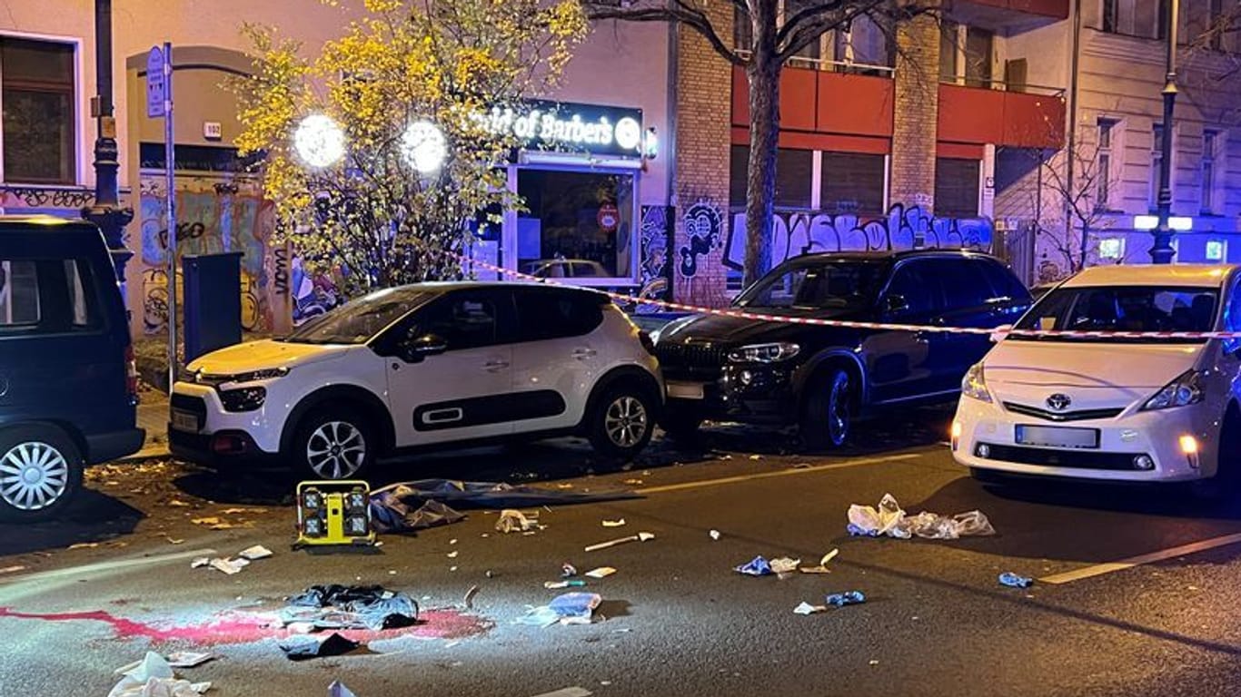 Absperrband sichert einen Tatort um eine Blutlache im Berliner Stadtteil Kreuzberg: Ein Mann ist in der Nacht bei einer Auseinandersetzung in Berlin ums Leben gekommen.