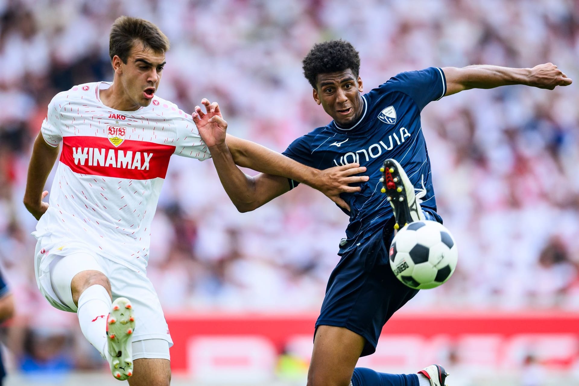 VfL Bochums Abwehrspieler Bernardo (r)