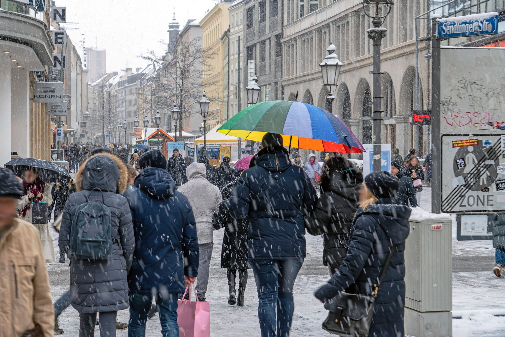 Menschen laufen bei winterlichem Wetter durch München (Archivbild): Im Laufe des Tages wird es milder.