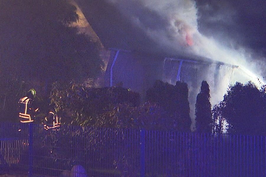 Feuerwehrleute löschen ein Haus in Halstenbek: Der Großeinsatz endete erst nach mehreren Stunden am Samstagmorgen.