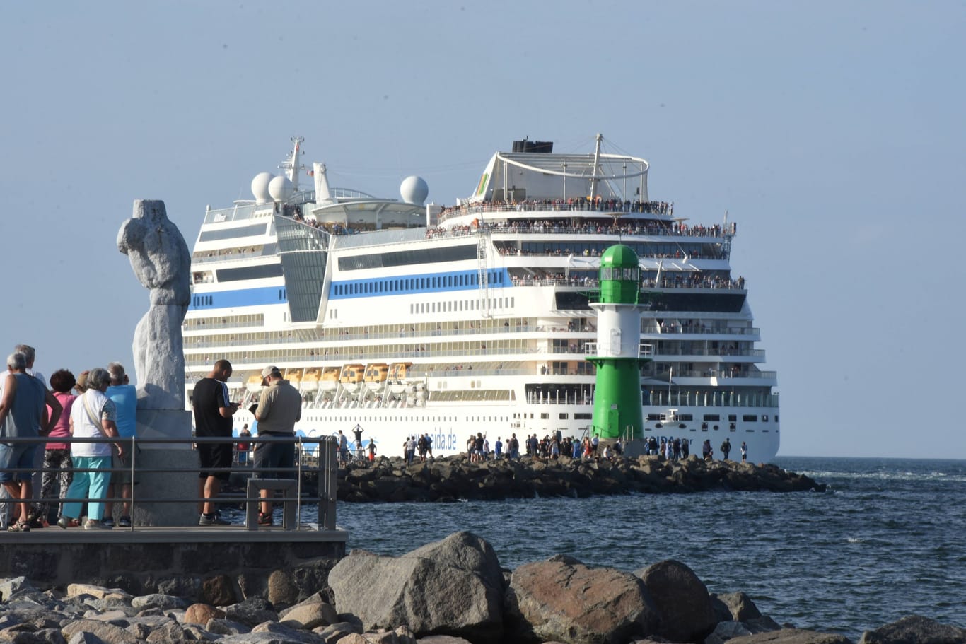 Die "Aida Mar" sticht in See (Archivfoto): Auch die Staatsanwaltschaft interessierte sich für die Touristin.