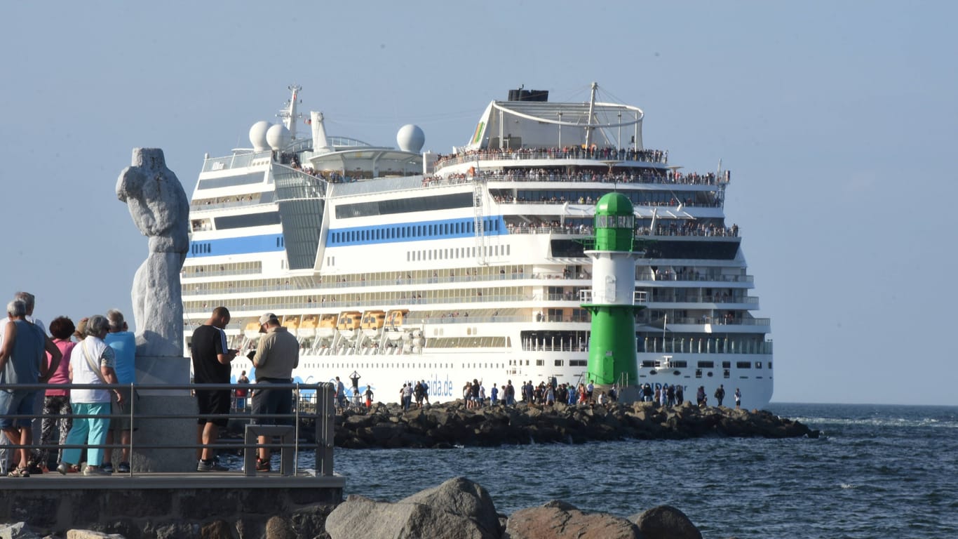 Die "Aida Mar" sticht in See (Archivfoto): Auch die Staatsanwaltschaft interessierte sich für die Touristin.